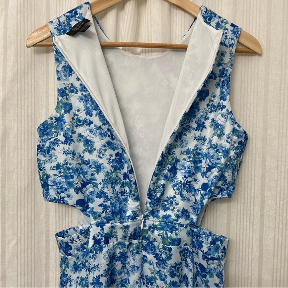 NWOT 🎉 Mackenzie & James blue floral dress with side midriff cutouts! - Picture 6 of 7
